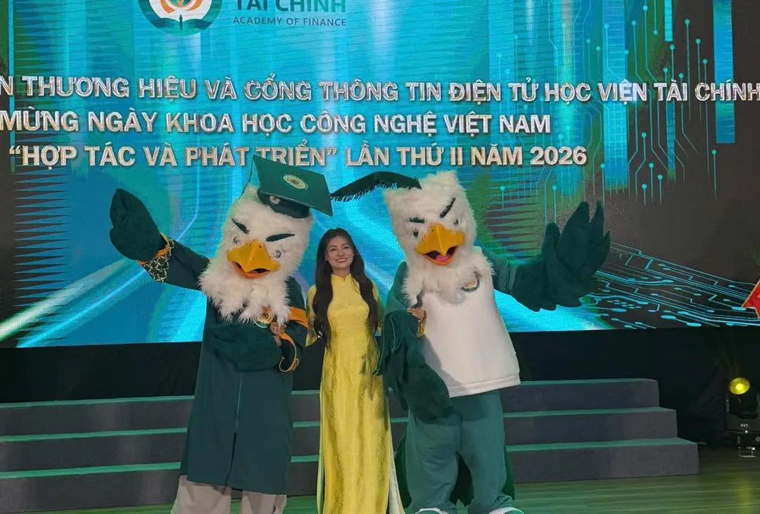 Mascot Đại Bàng Học Viện Tài Chính - ảnh thực tế