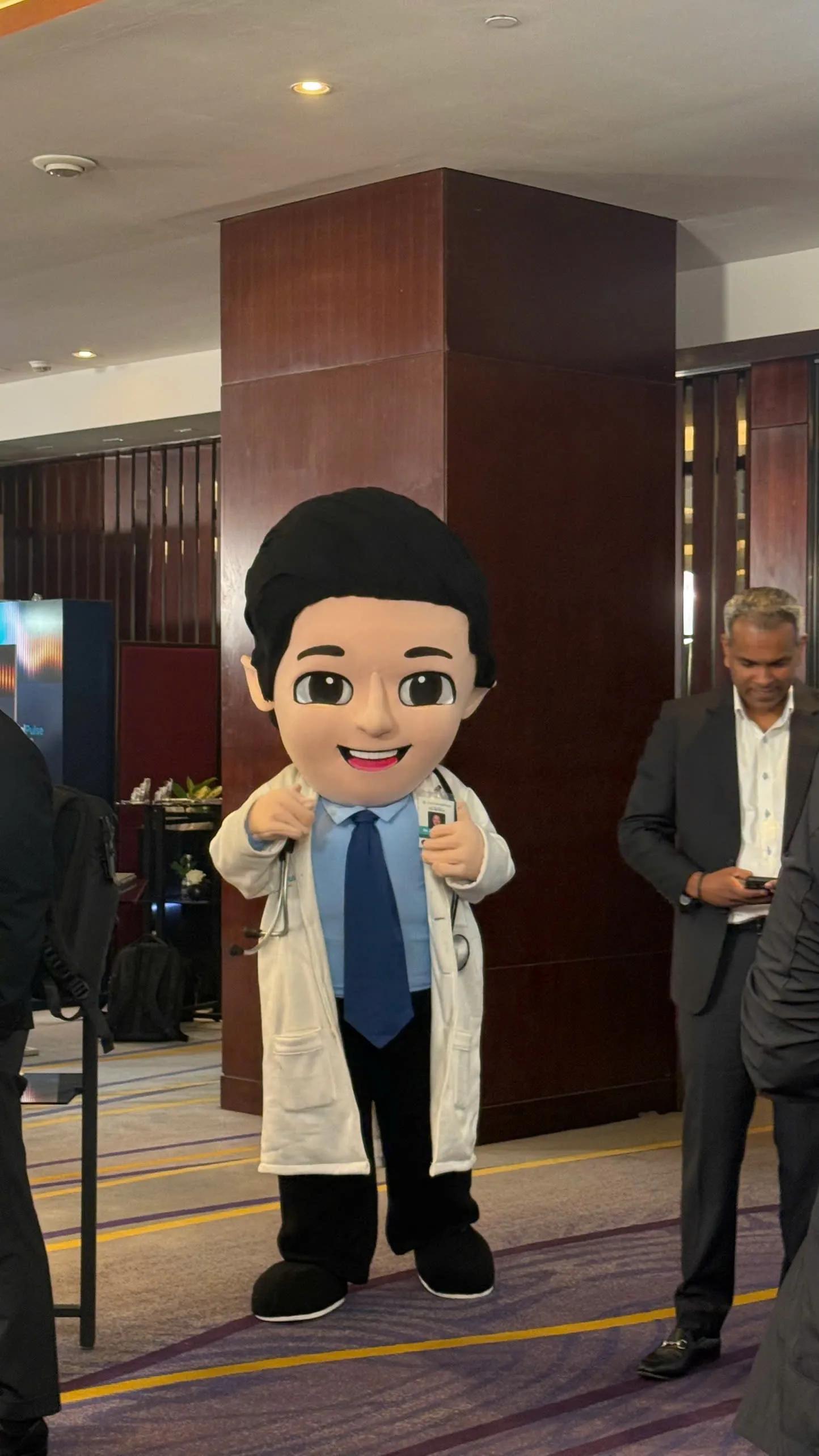 Mascot Bác sỹ Dr.Jones - ảnh thực tế
